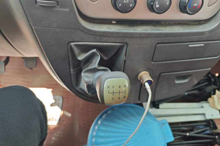 Used SAIC MAXUS Xintu V80 2016 2.5T Manual Aoyuntong National V Short Wheelbase Low-Roof 6-Seater Gear Lever