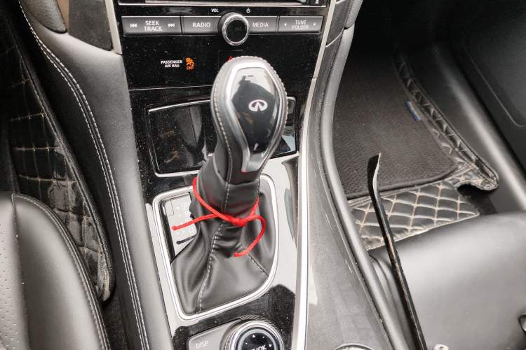 Used Infiniti Q50L 2018 2.0T Comfort Edition China VI Standard Gear Lever