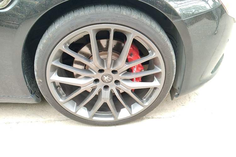 Used Maserati President 2013 3.0T Standard Model Right Front Wheel Hub