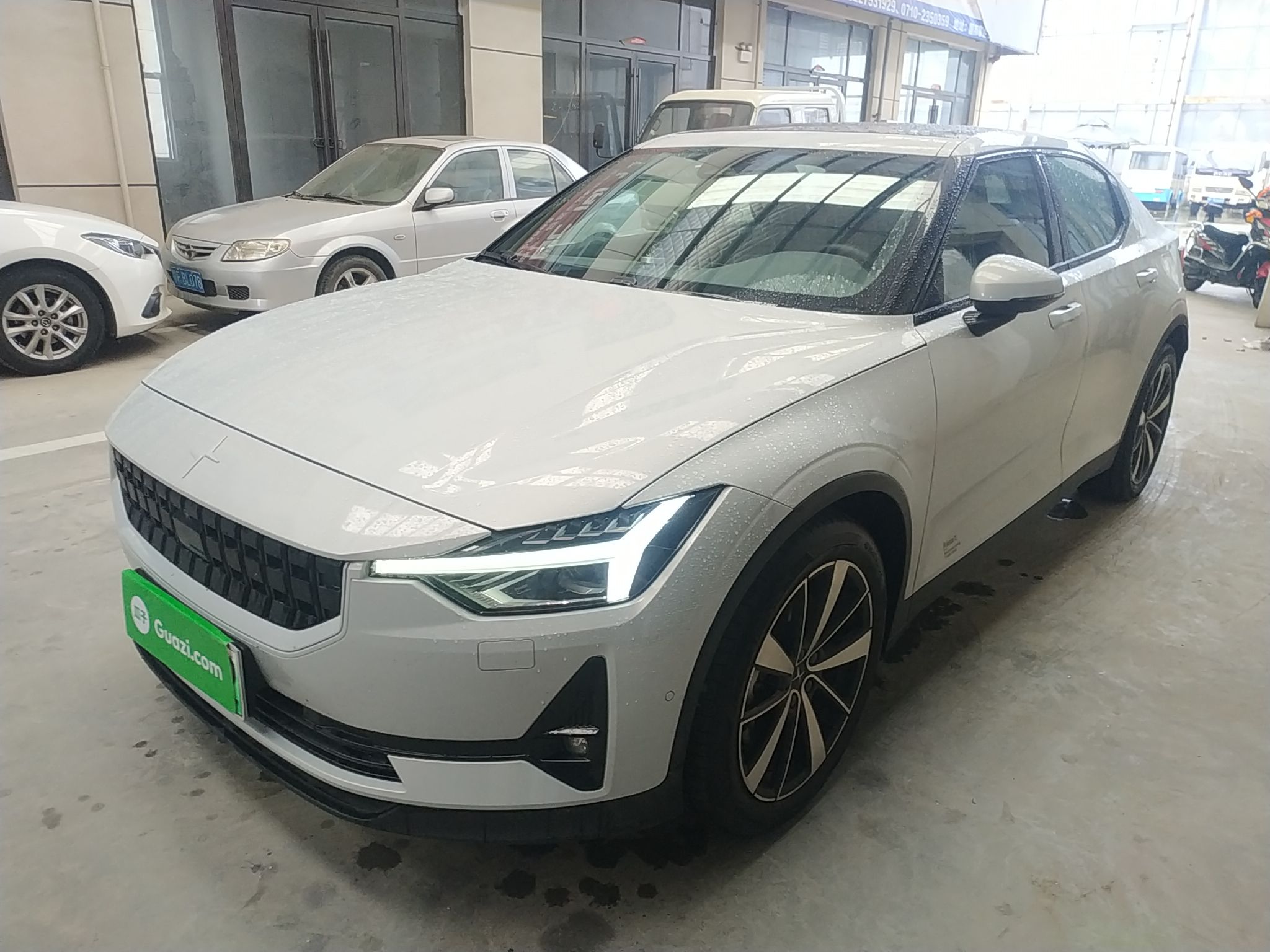 تحت مقدمة السيارة