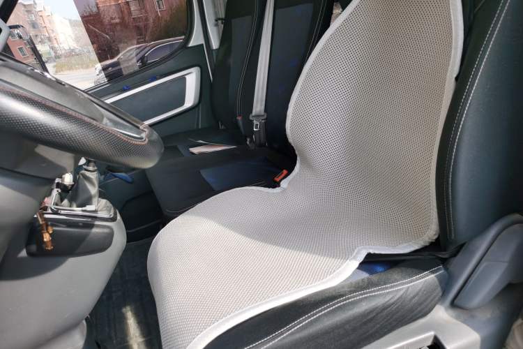 Used Dongfeng Yufeng 2023 V9+ 2.3T Manual Front-Drive Van Short Wheelbase Mid-Roof 3-Seater
