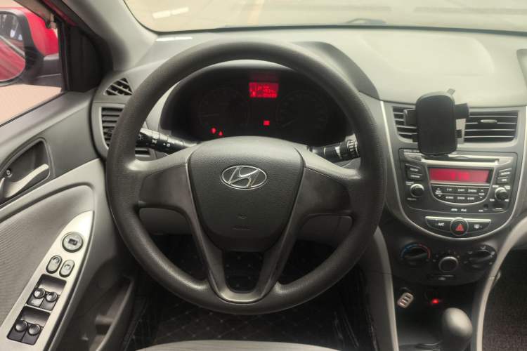 Used Hyundai Verna (older generation) 2014 1.4L Automatic Smart GLS Steering Wheel
