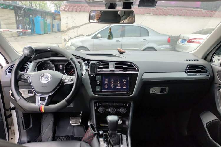 Used Volkswagen Tiguan L 2018 280TSI Automatic Two-Wheel Drive Comfort Edition Center Console