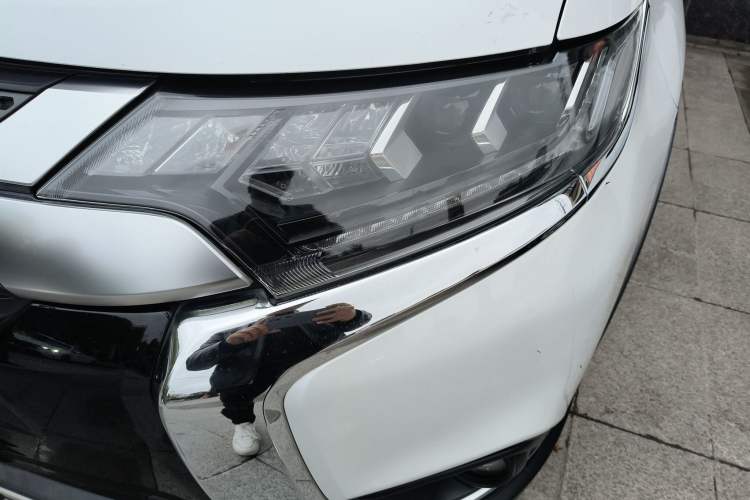 Used Mitsubishi Outlander 2019 2.4L 4x4 Zhi Xiang Edition 5 Seats China V Emission Standard
