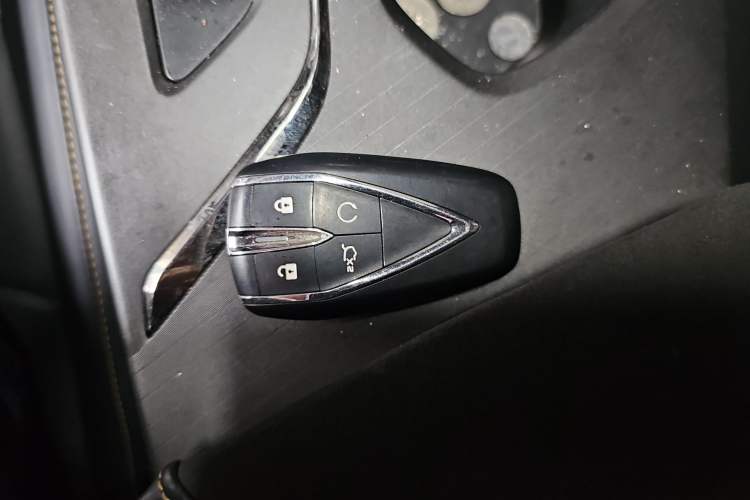 Used CHANGAN OSHAN X5 PLUS 2023 Revised Version 1.5T DCT Navigation Edition
