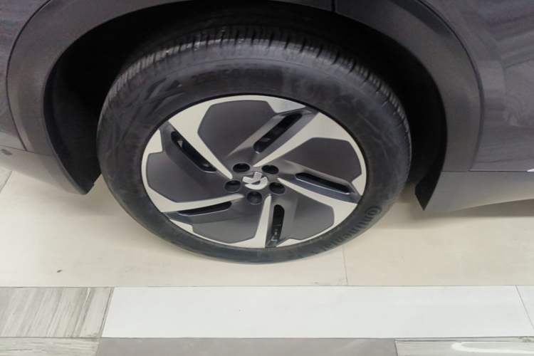 Used Nio ES8 2023 75 kWh Executive Edition Right Rear Wheel Hub