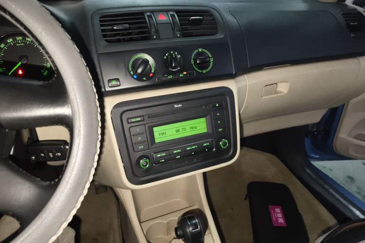 Used Skoda Fabia 2012 1.4L Automatic Crystal Edition Audio And AC Panel