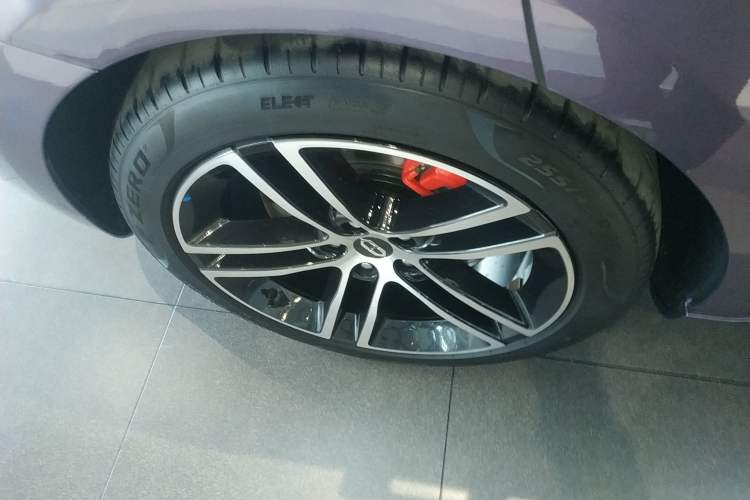 Used Hima AITO M5 2025 Extended-Range Ultra All-Wheel-Drive Version Right Rear Wheel Hub