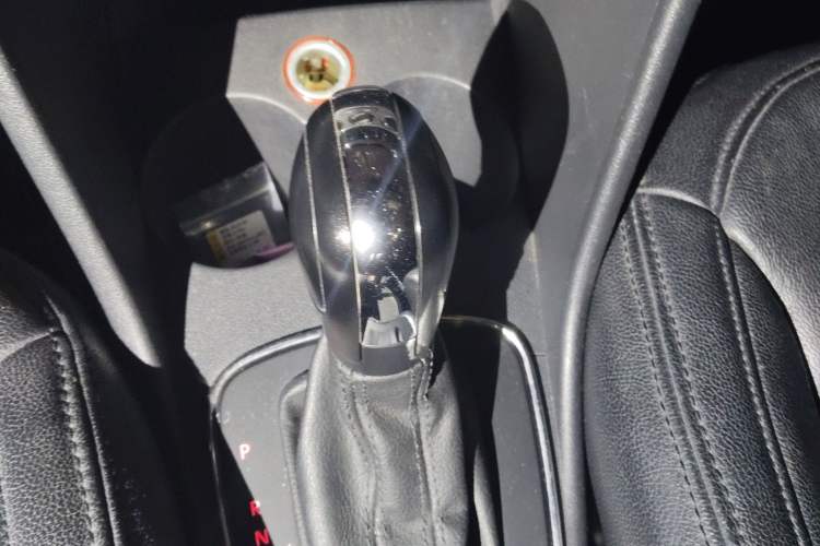 Used Volkswagen Polo 2014 1.6L Automatic Comfort Edition Gear Lever