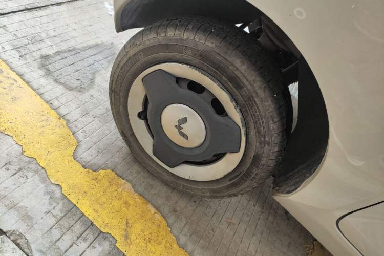 Used Wuling Hongguang MINIEV 2021 Macaron Fashion Edition Lithium-Ion Battery Right Rear Wheel Hub