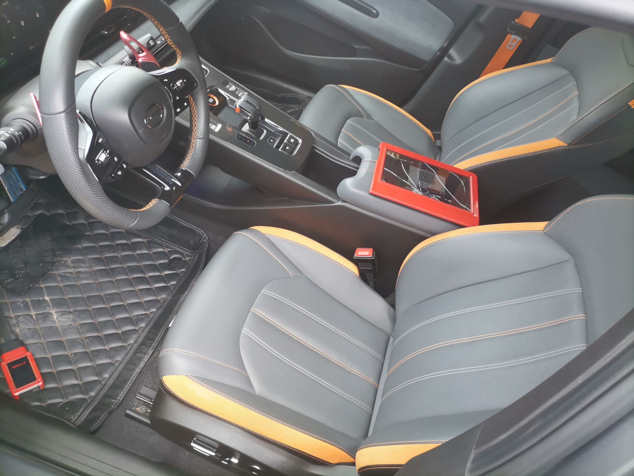 المقاعد الأمامية داخل السيارة