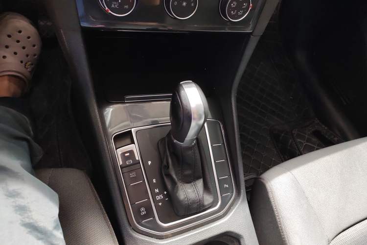 Used Volkswagen Golf Sportsvan 2016 230TSI Automatic Trend Edition Gear Lever