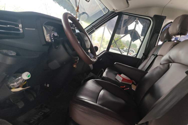 Used JMC Fushun 2022 2.0T Manual Multi-Function Passenger Vehicle Short Wheelbase Low Roof 6-Seater Left Front Seat