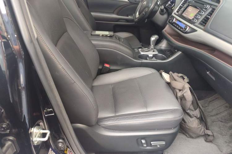 Used Toyota Highlander 2017 2.0T Four-Wheel Drive Luxury Edition 7 Seats Right Front Seat