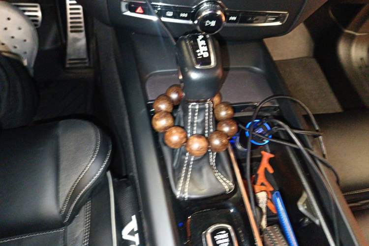 Used Volvo XC60 2020 T5 4x4 Smart & Dynamic Sport Edition Gear Lever