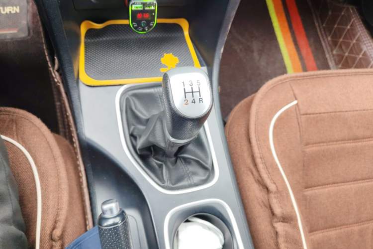 Used Bestune B50 2016 1.6L manual Comfort trim level Gear Lever