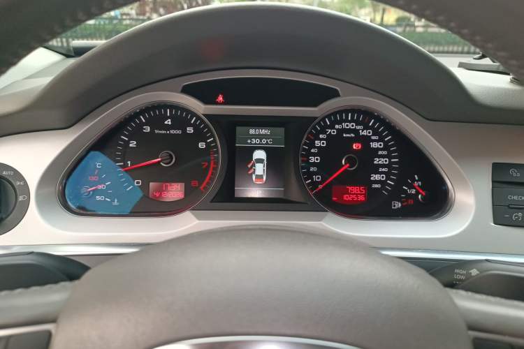 Used Audi A6L 2011 2.0 TFSI Automatic Standard Edition Odometer Close Up