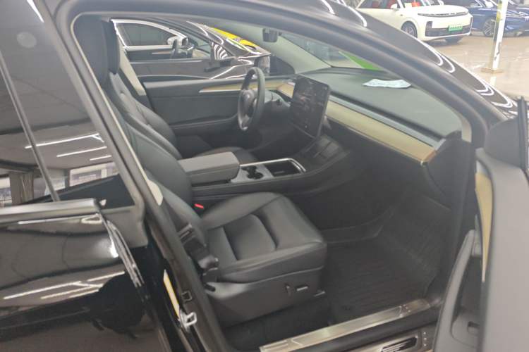 Used Tesla Model Y 2023 Long-Range All-Wheel-Drive Version
