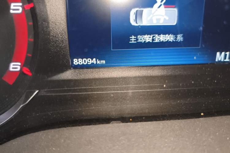 Used SAIC MAXUS Xintu V90 2022 2.0T AMT Yunjie Front-Wheel-Drive Short Wheelbase Mid-Roof Design with Single Rear Tire and 6 Seats