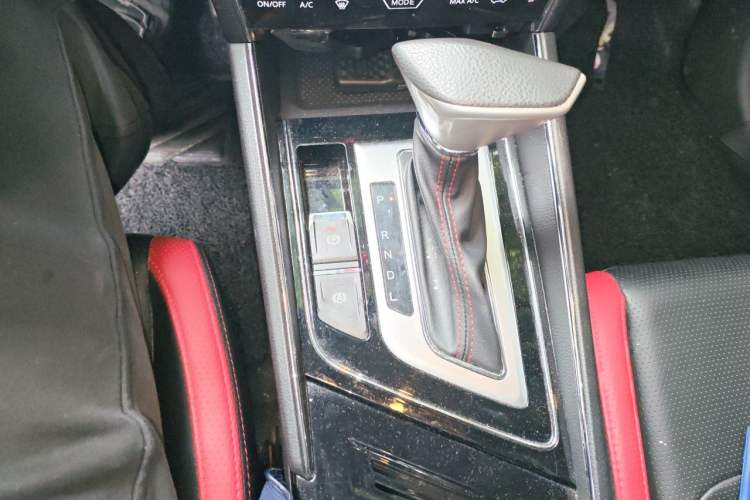 Used Venucia T60 2020 1.6L CVT Smart Drive Version China VI Standard Gear Lever