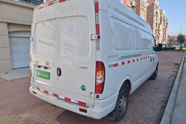 Used SAIC MAXUS Xintu V80 2019 2.0T Plus 6-Speed Manual Van Long Wheelbase Mid-Roof Design 2-3 Seater