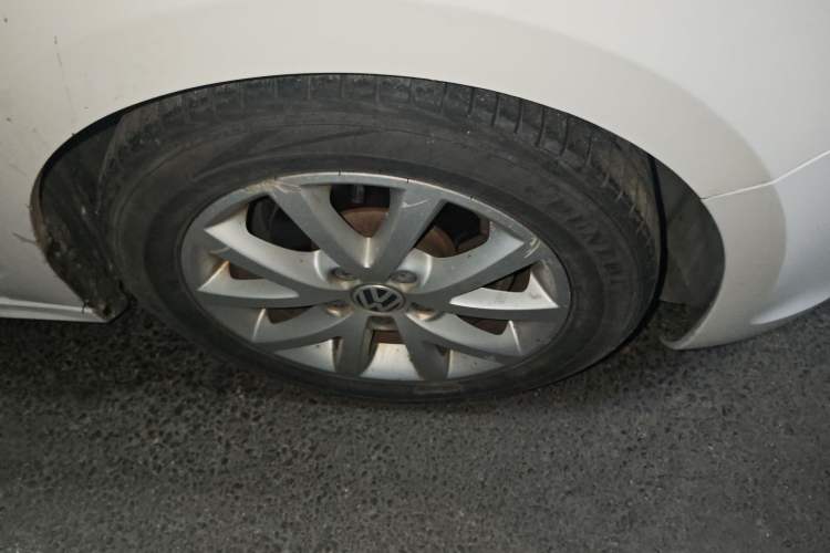 Used Volkswagen Sagitar 2012 1.6L Manual Comfort Model Right Front Wheel Hub