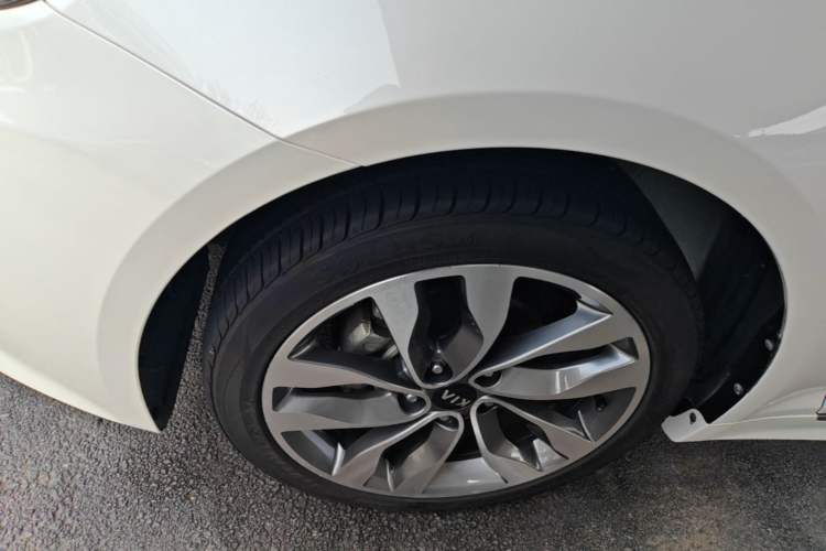 Used Kia K5 2014 2.0L Automatic LUXURY Left Front Wheel Hub