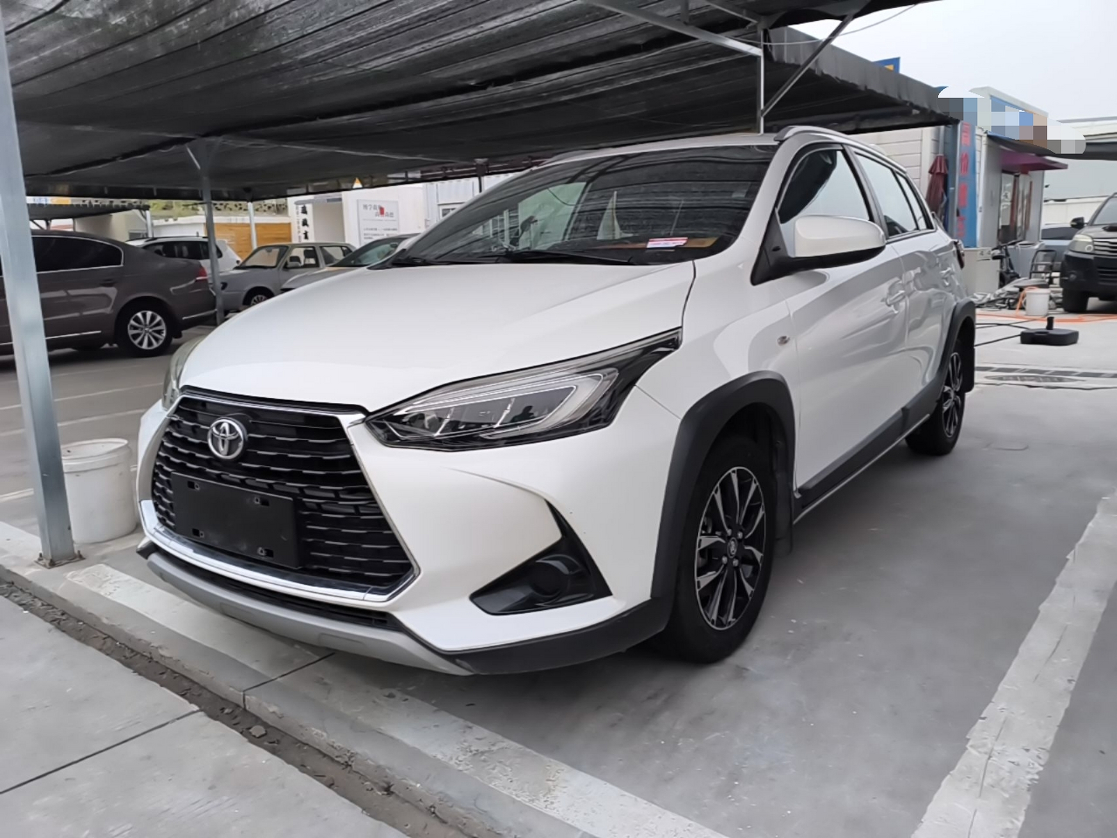 تحت مقدمة السيارة