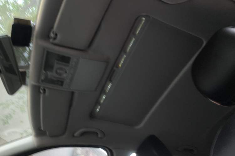 Used Volkswagen Gran Lavida 2013 1.6L Manual Fashion Model
