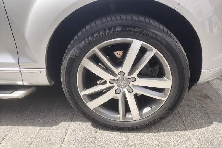 Used Audi Q7  Right Front Wheel Hub