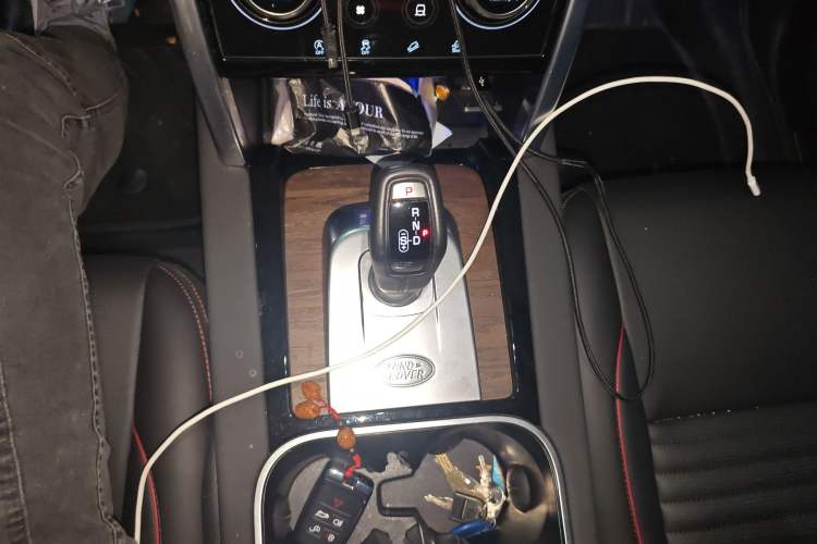 Used Land Rover Discovery Sport 2022 Restyled 249 PS R-Dynamic SE Performance Tech Edition 5 Seats Gear Lever