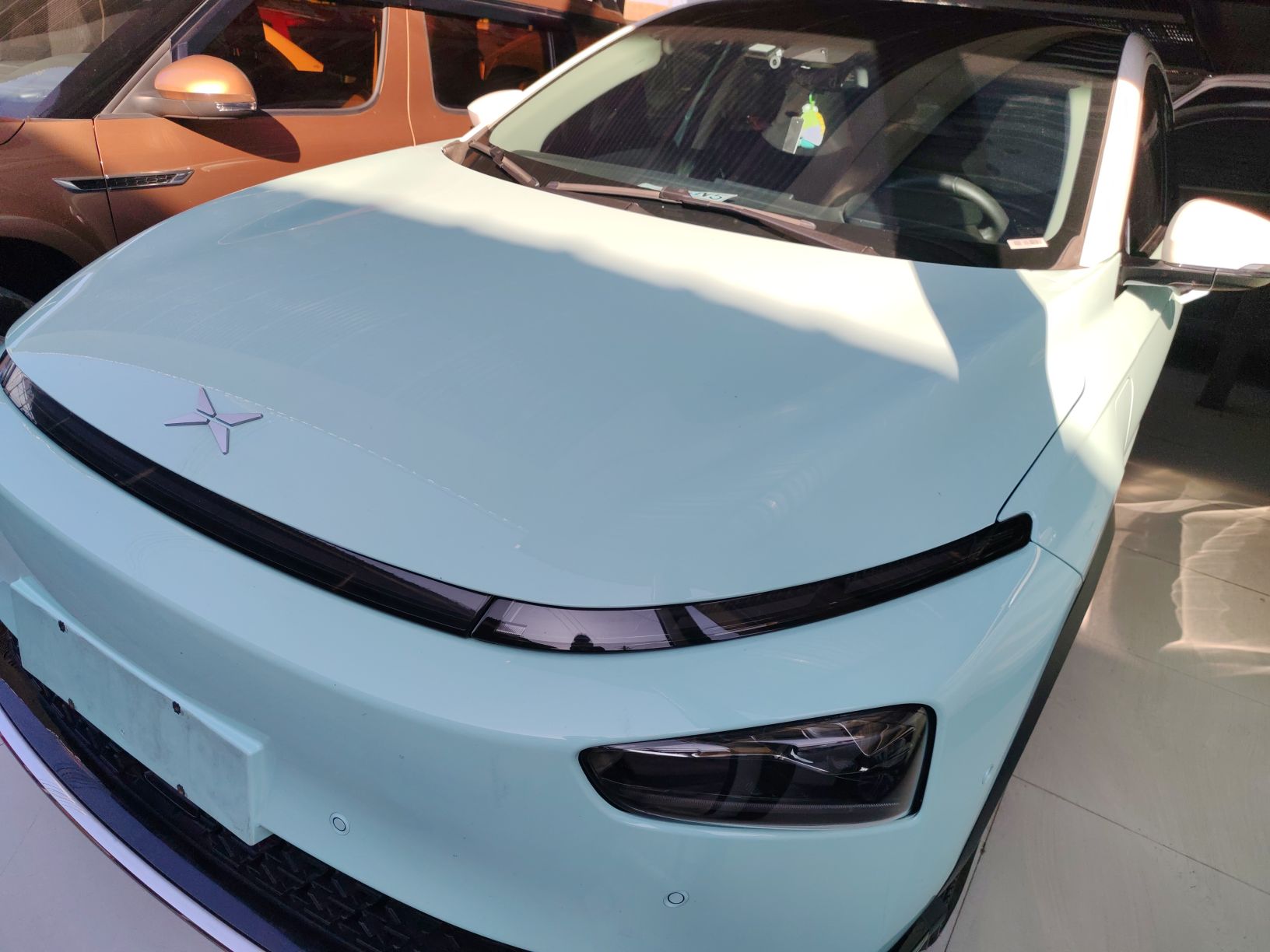 تحت مقدمة السيارة