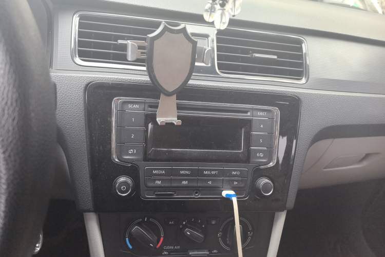 Used Skoda Rapid 2016 1.4L Manual Front-Wheel Drive Model Audio And AC Panel