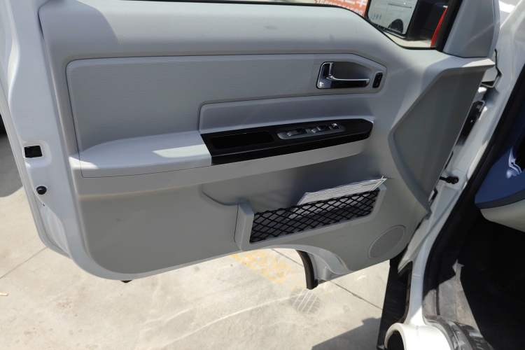 Used SRM New Energy E3L 2024 Standard 6-Seater Bus
