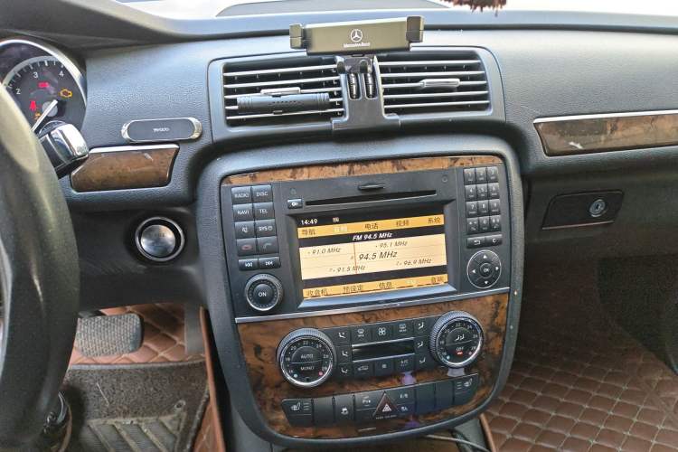 Used Mercedes-Benz R-Class 2011 R 350 L 4MATIC Audio And AC Panel