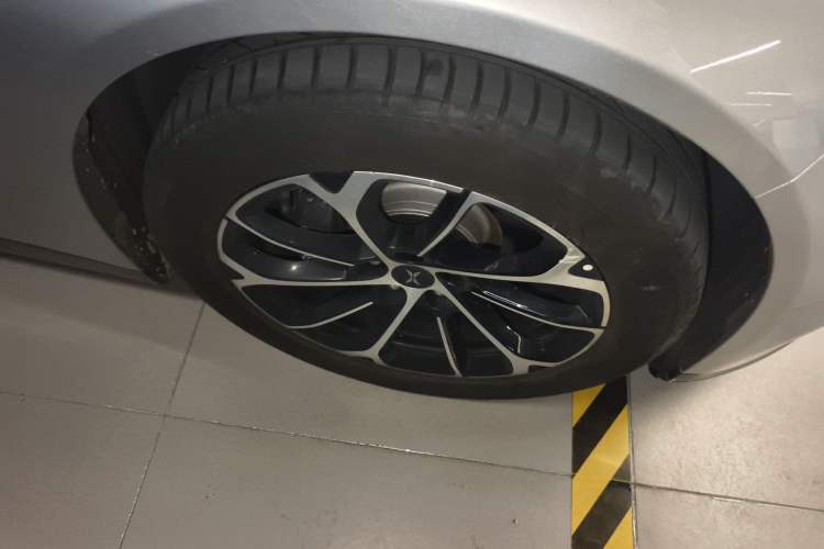 Used XPeng P7 2022 480 Standard Range Smart Drive Edition Right Front Wheel Hub