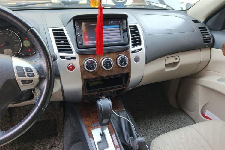 Used Mitsubishi Pajero Sport 2013 3.0L Automatic 4x4 Flagship Edition Audio And AC Panel