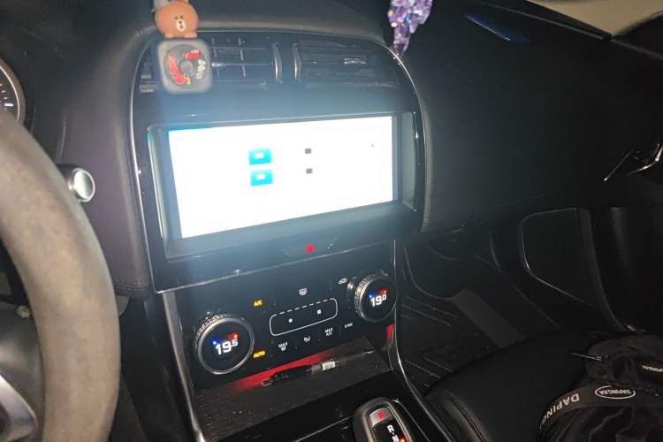 Used Jaguar XEL 2020 2.0T 200 PS S Advanced Elegance Edition Audio And AC Panel