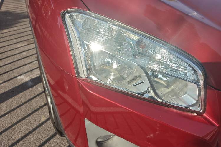 Used Chevrolet Trax 2016 1.4T Manual Two-Wheel Drive Comfort Version with Sunroof Right Front Headlight