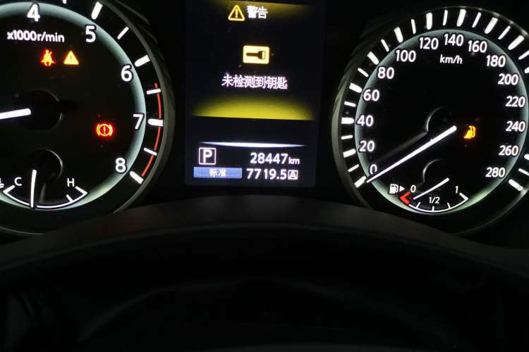 Used Infiniti Q50L 2018 2.0T Comfort Edition China VI Standard Odometer Close Up