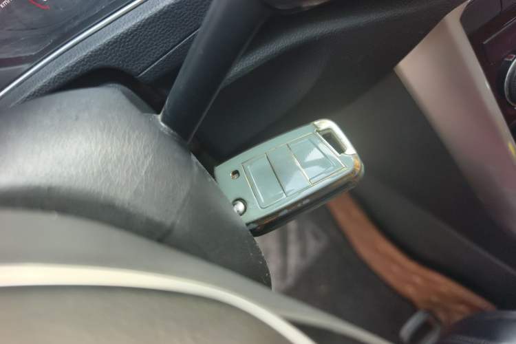 Used Volkswagen T-ROC 2018 280TSI DSG Two-Wheel Drive Advanced Version China V Emission Standard Vehicle Key