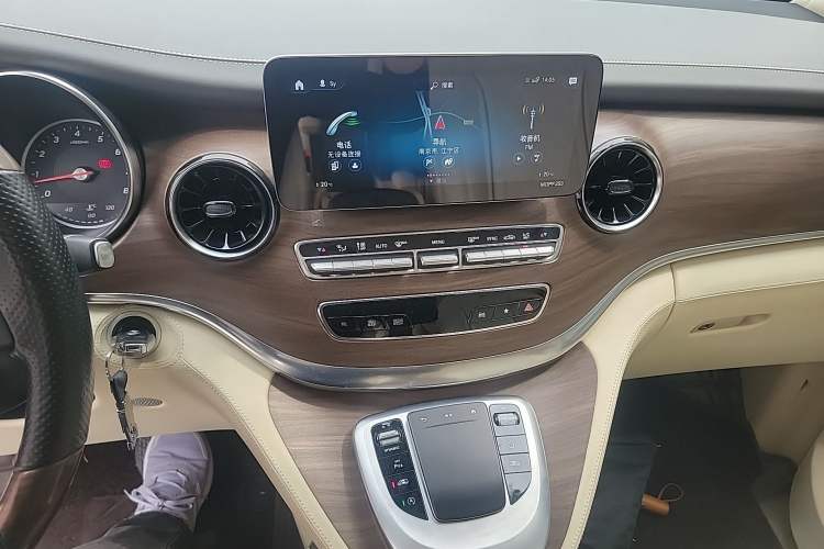 Used Mercedes-Benz V-Class 2020 V 260 Avantgarde Edition Audio And AC Panel