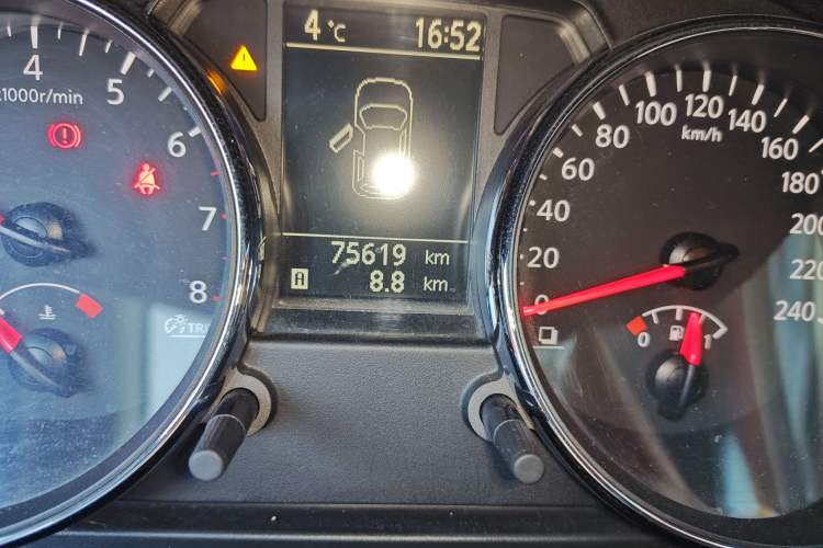 Used Nissan Qashqai 2015 2.0 XL Cool Fire MT 2WD Odometer Close Up