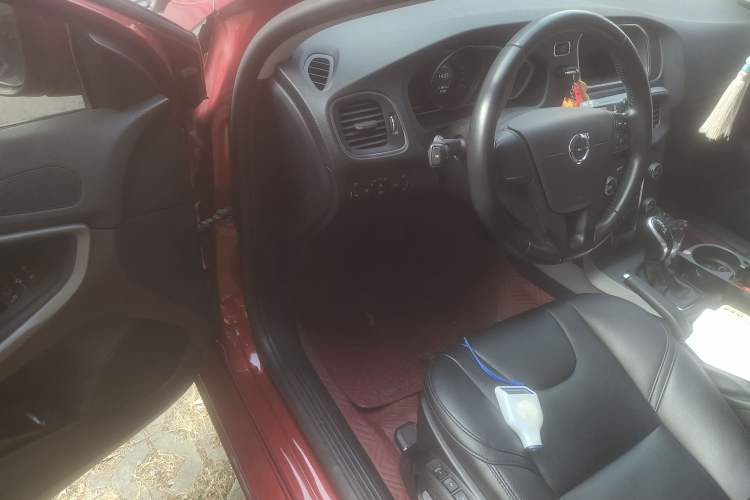 Used Volvo V40 2017 T3 Smart Edition
