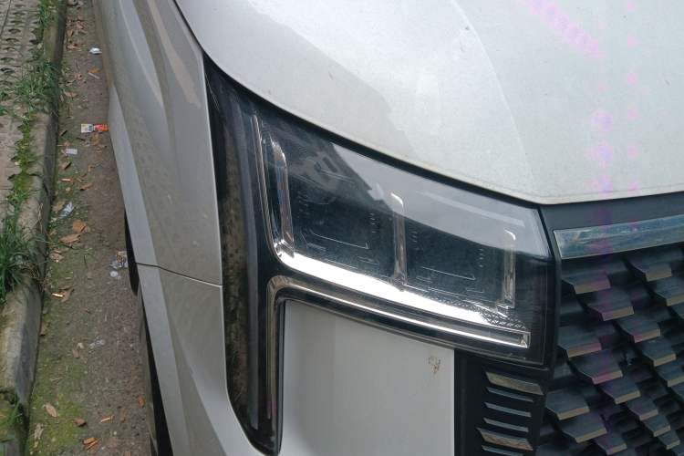 Used SAIC MAXUS Xintu V80 2024 Aotong Value Edition 6MT Long-Wheelbase Mid-Roof Model with 127 Ps Available in 6/7/8/9-Seater Configurations Right Front Headlight