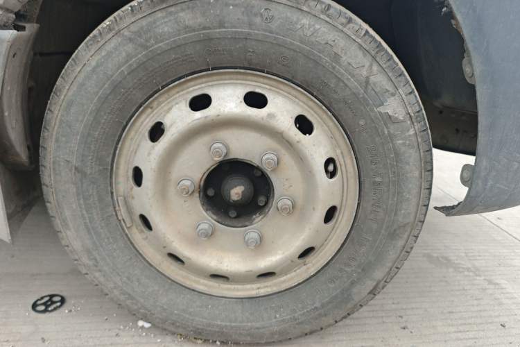 Used JAC Group Sunray 2017 2.0T Short-Wheelbase Mid-Roof Xingkuaiyun Multi-Purpose Commercial Vehicle