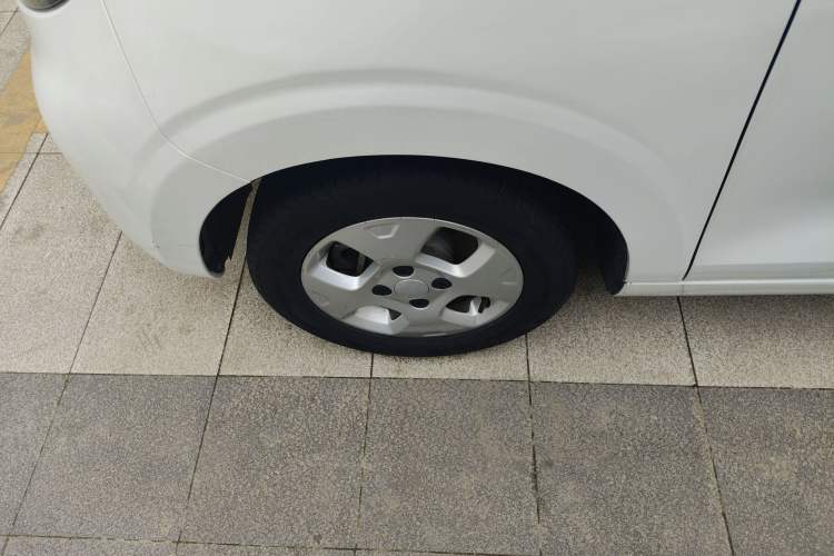 Used Roewe Clever 2021 302 km New Four-Seater Super-Efficient Version Left Front Wheel Hub