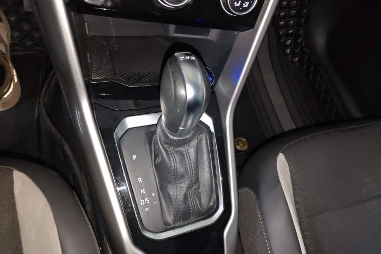 Used Volkswagen T-ROC 2020 230TSI DSG Two-Wheel Drive Advanced Version Gear Lever