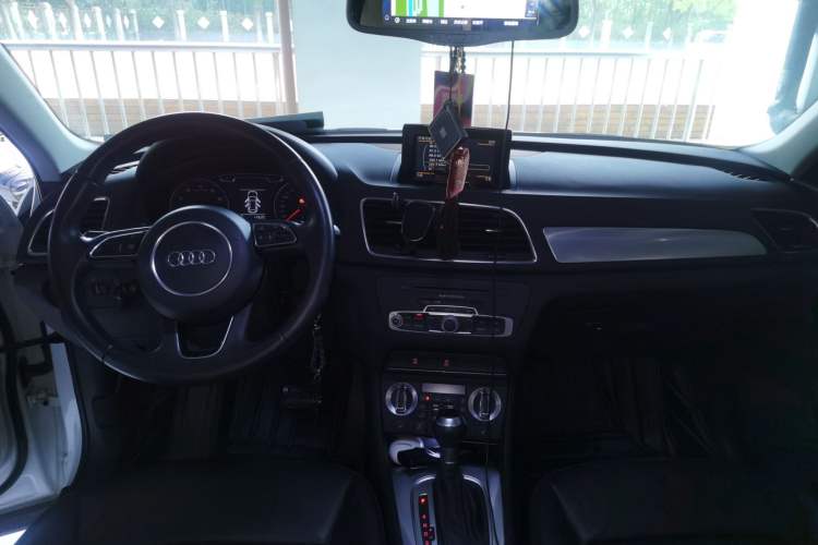 Used Audi Q3 2013 35 TFSI Comfort Model Center Console