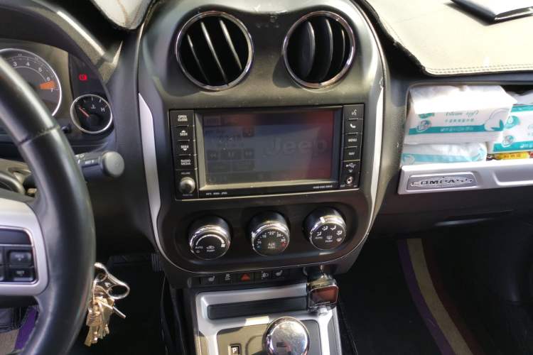 Used Jeep Compass 2014 2.4L four-wheel drive luxury version
